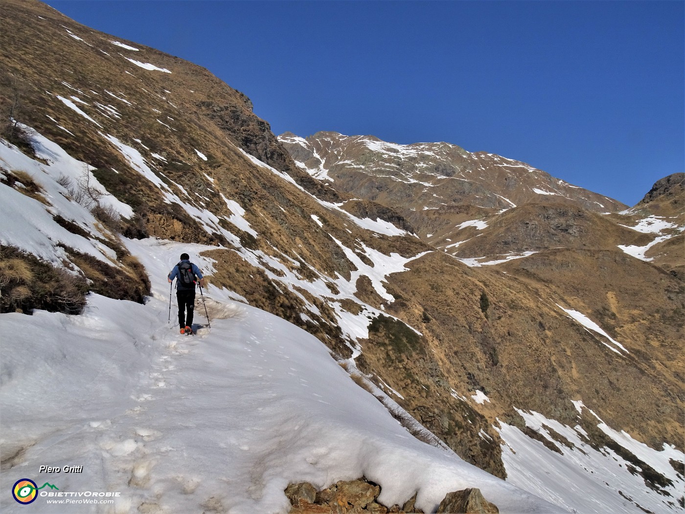 19 E adesso sotto a chi tocca  con ramponcini per tracciare nella neve  su pendio scosceso  .JPG